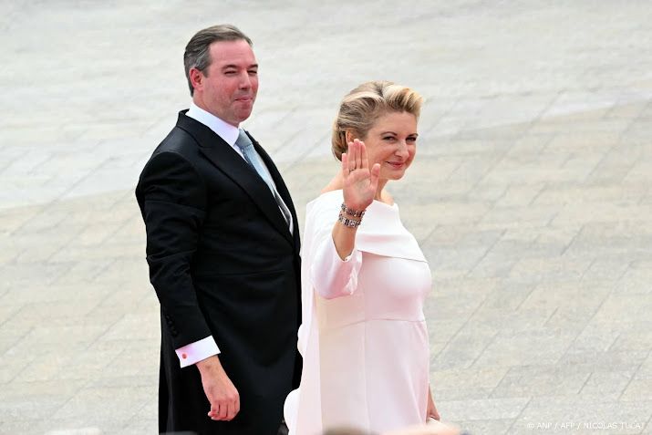 Guillaume en Stéphanie bezoeken ouderen in verzorgingstehuis  