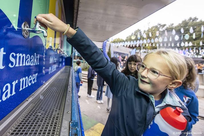 Bedrijven waarschuwen jongeren voor desinformatie over kraanwater