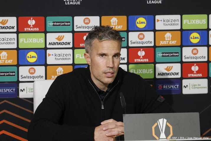 Van Persie staat voor 'moeilijke puzzel' tegen Real Betis 