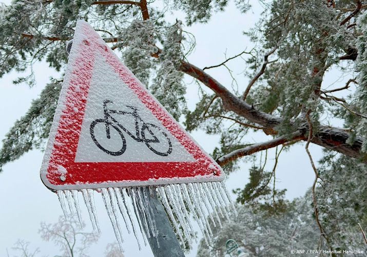 Gladheid en sneeuw leggen onderwijs in Duitse grensstreek lam