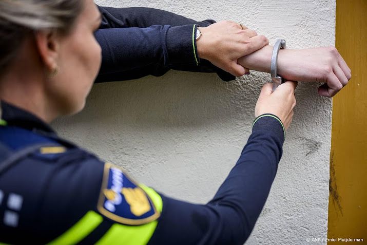 Politiemedewerker (61) aangehouden en in cel gezet