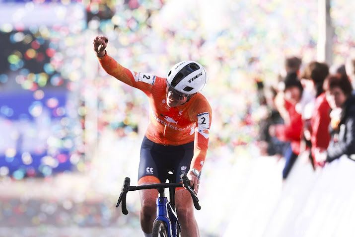 Veldrijdster Brand bekroont topseizoen met wereldtitel in Hulst