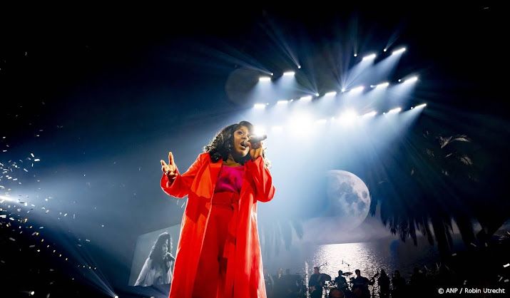 Berget Lewis zingt bij start marathon van Rotterdam