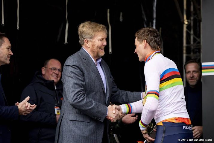 Koning prijst 'magistrale' Van der Poel na achtste wereldtitel