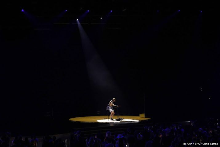 Justin Bieber in onderbroek en sokken terug in spotlights