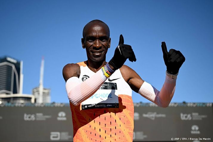 Marathonloper Kipchoge fakkeldrager bij opening Winterspelen