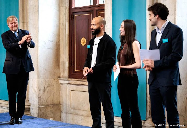 Koning reikt prijs voor schilderkunst uit aan jonge kunstenaars