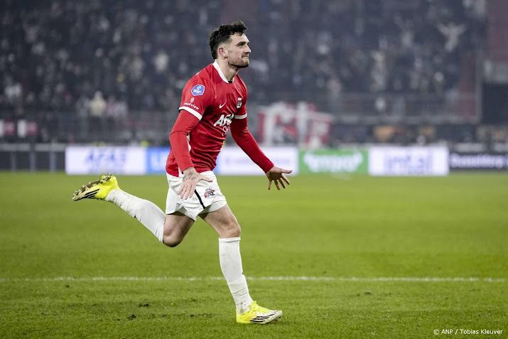 Spits Parrott schiet AZ tegen FC Twente naar halve finale  