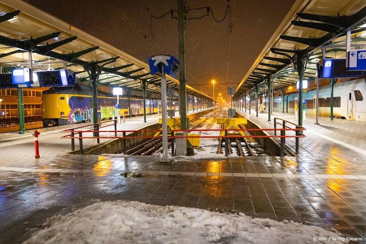 Geen treinen van en naar Groningen en Leeuwarden wegens gladheid