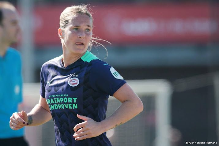 Oud-Oranjespeelster Van Lunteren verlengt voetbalcarrière weer 