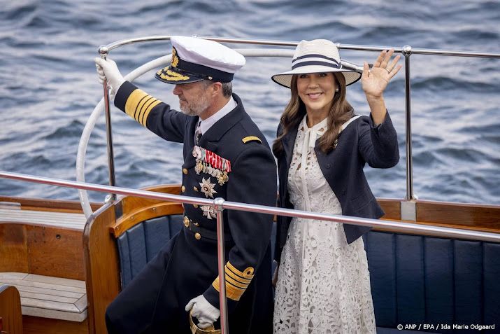 Deens koningspaar bekijkt onderhoud aan koninklijk jacht