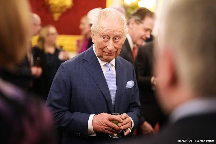 Koning Charles tijdens bezoek nageroepen over Andrew en Epstein