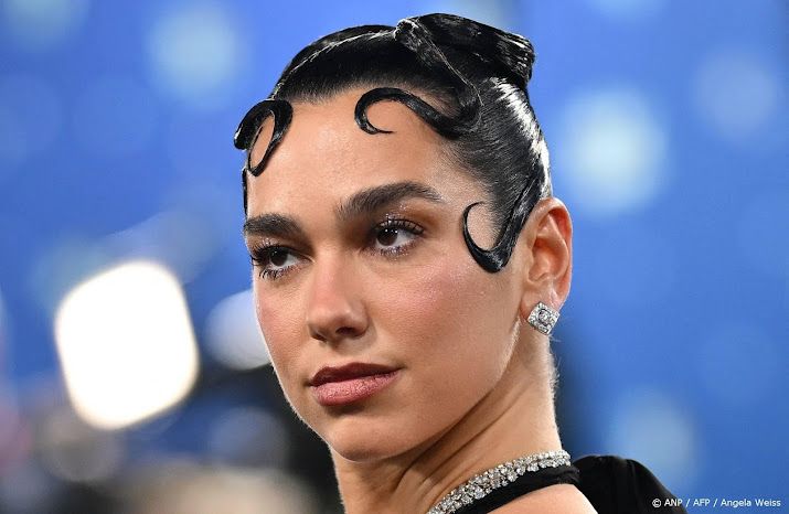 Amsterdamse ontwerper maakt handschoenen voor Dua Lipa en Cher