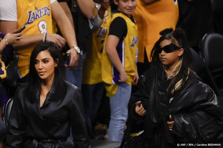 North West brengt rapnummer uit en toont handversiering 