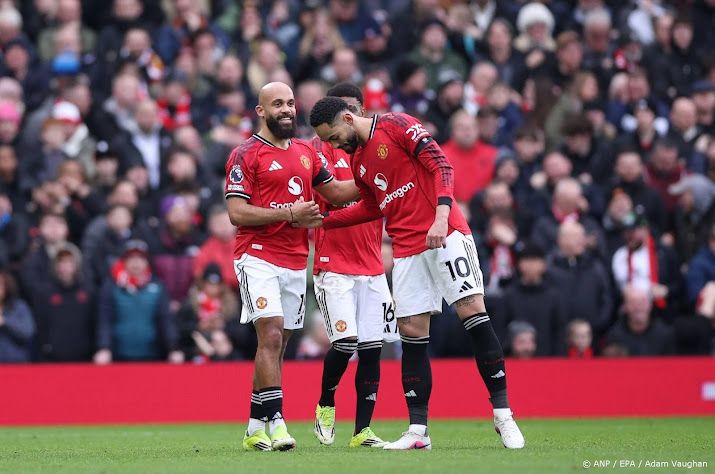 United slaat toe na zesde rode kaart Romero bij Spurs