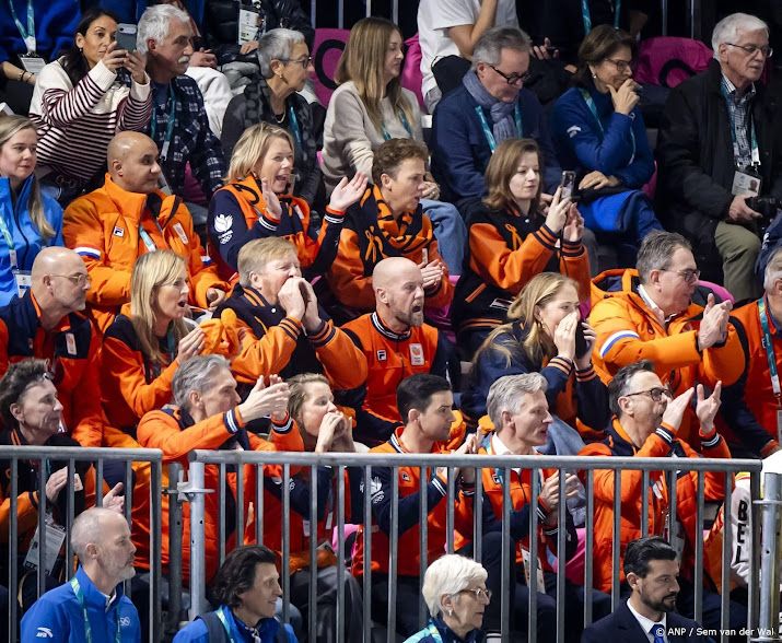 Koningspaar en Amalia moedigen Nederlandse schaatsers aan