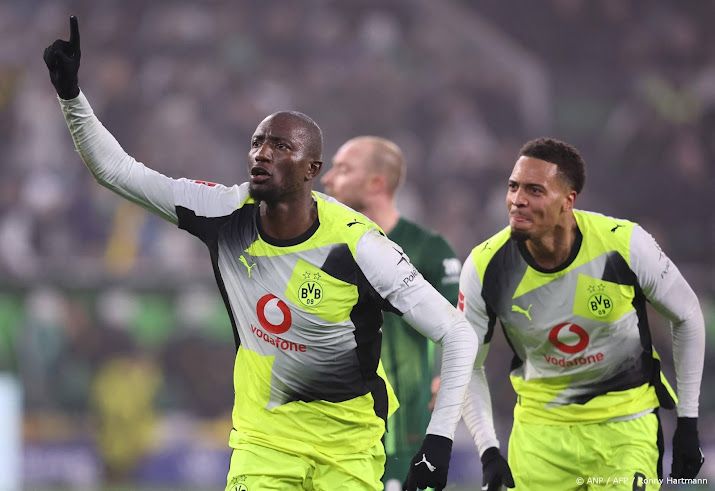 Dortmund houdt druk op Bayern dankzij late zege op Wolfsburg