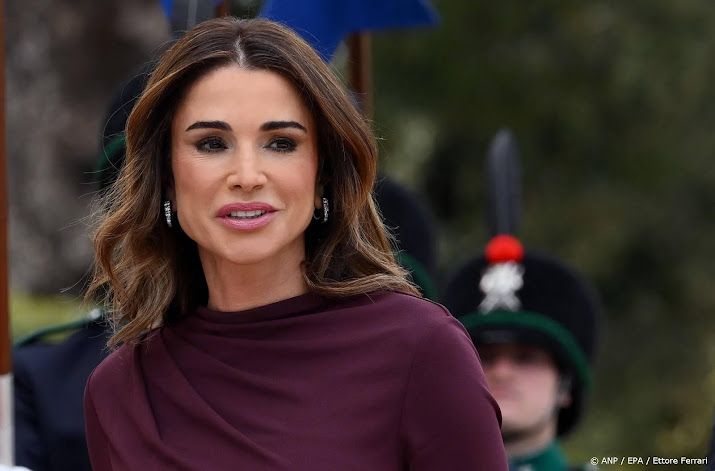Koningin Rania draagt jas van 4700 euro bij staatsbezoek Turkije