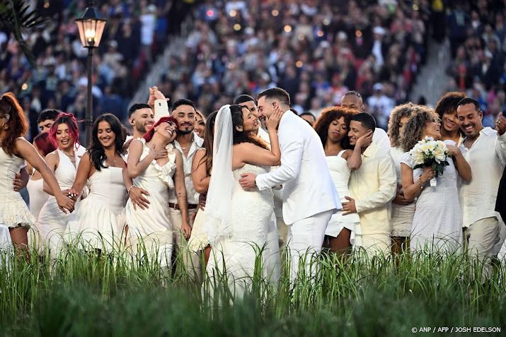 Koppel trouwt tijdens halftime show Bad Bunny