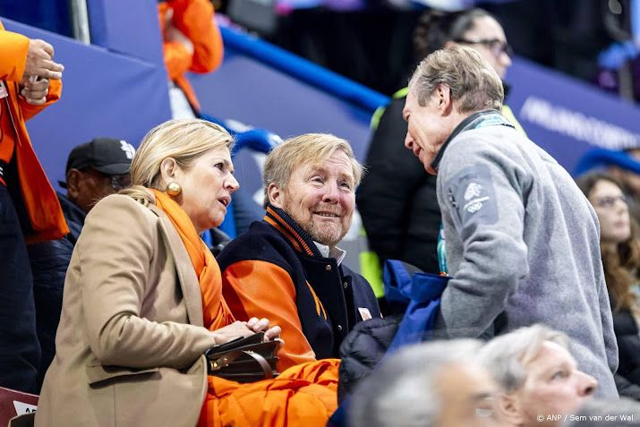 Koningspaar ziet groothertog Henri van Luxemburg op tribune