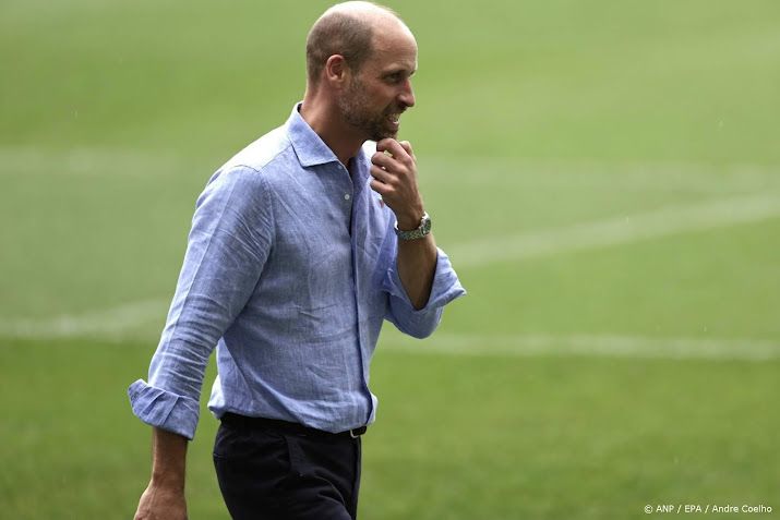 Prins William speelt latje trap met jonge voetbalsters in Riyad