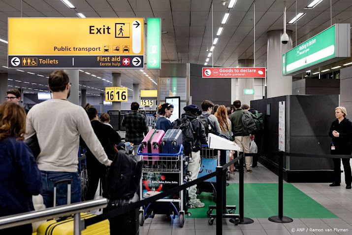 FNV: kleine vertragingen op Schiphol door actie douaniers