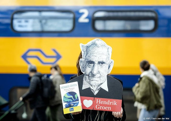 Auteur Hendrik Groen schrijft Boekenweekgeschenk Piaggio