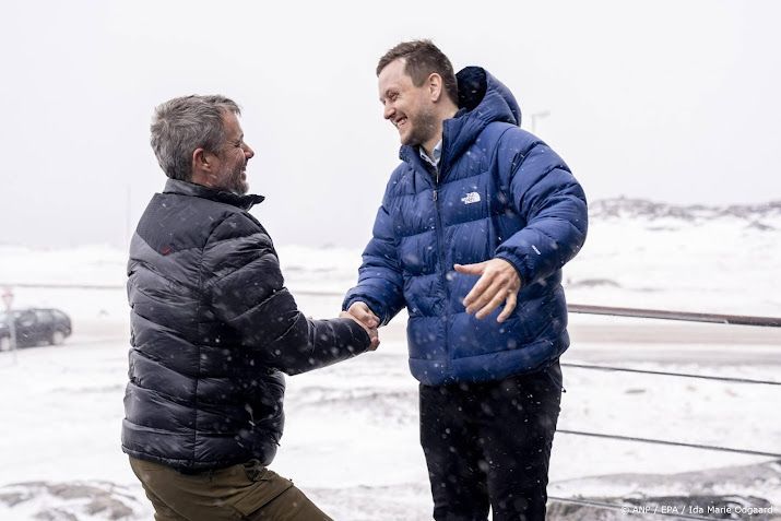 Premier wacht koning Frederik op bij aankomst in Groenland