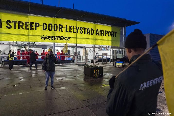 Actie Greenpeace in hoofdgebouw Lelystad Airport voorbij