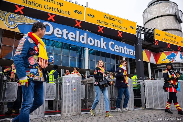 NS overrompeld door troep carnavalsvierders: neem rommel mee