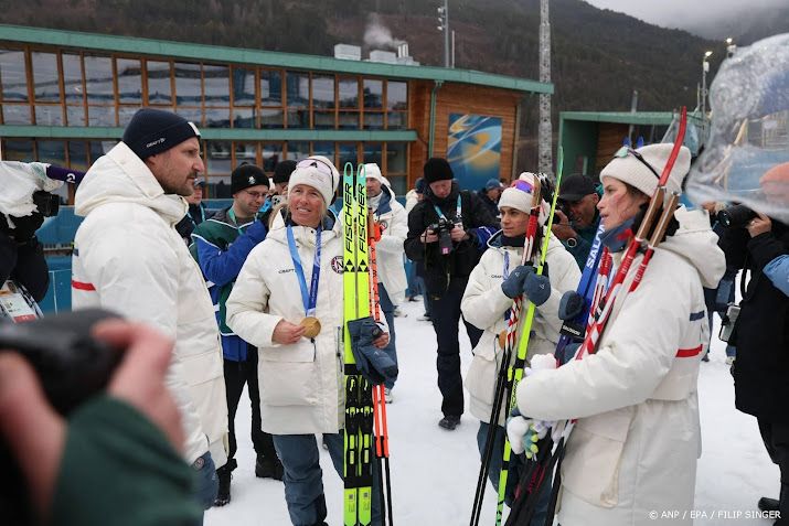 Haakon ontmoet winnaressen olympische langlaufestafette 