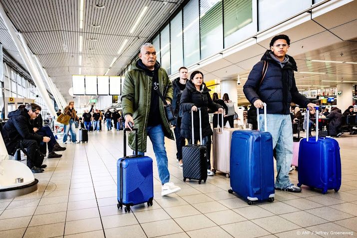 Schiphol annuleert groot aantal vluchten voor zondag om sneeuwval