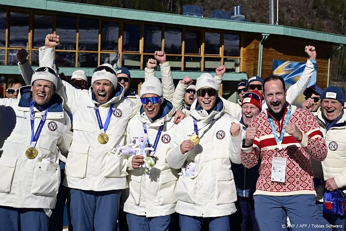Kroonprins Haakon ziet Noors estafetteteam goud winnen
