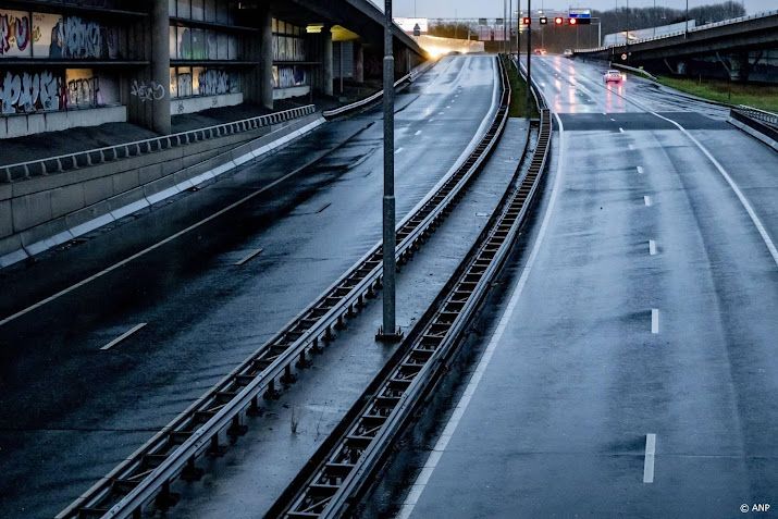 Marechaussee vindt zeventien vreemdelingen in koeltrailer