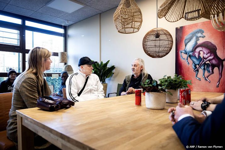 Nieuwsgierige blikken bij bezoek Máxima aan daklozenopvang