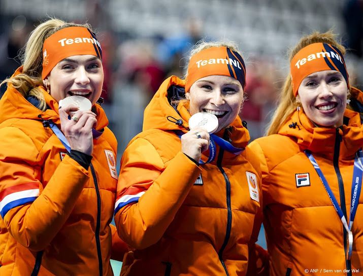 Schaatsster Beune is blij dat ze medaille om de nek heeft hangen