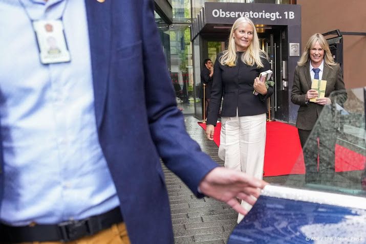 Mette-Marit 'diep geschokt' door verhalen Epstein-slachtoffers