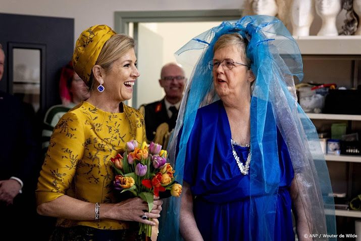 Máxima ontvangt tikkie voor zelfgebreide sjaal in Hengelo