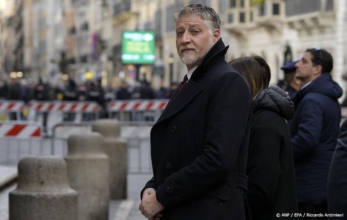 Slagtand van Romeins olifantenbeeld van Bernini afgebroken