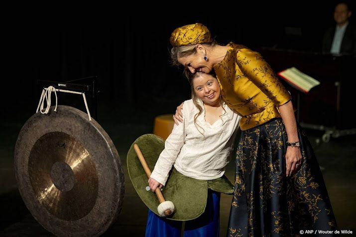 Máxima kalmeert zenuwachtige toneelspelers in theater KamaK