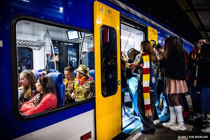 NS vervoert 200.000 mensen in carnavalsweekend, hekelt rotzooi