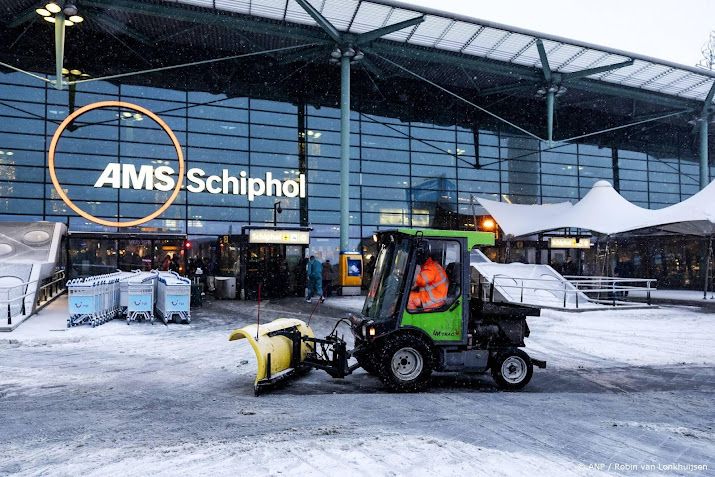 Zo'n 100 vluchten op Schiphol preventief geschrapt om winterweer