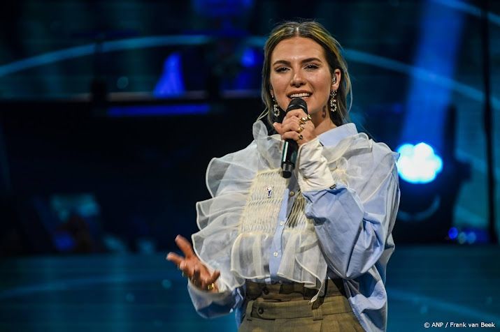 Zangeres Maan mee met Jostiband langs bevrijdingsfestivals