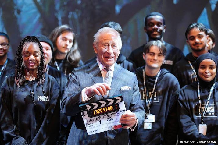 Charles en Camilla bezoeken filmstudio met Idris Elba