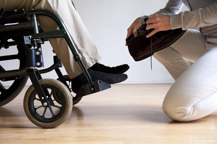 SER: investeer in werkende mantelzorgers, geef ze betaald verlof