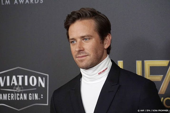 Moeder Armie Hammer geeft gecancelde mannen stem in podcast