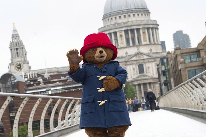 Beertje Paddington reikt prijs uit tijdens BAFTA Film Awards