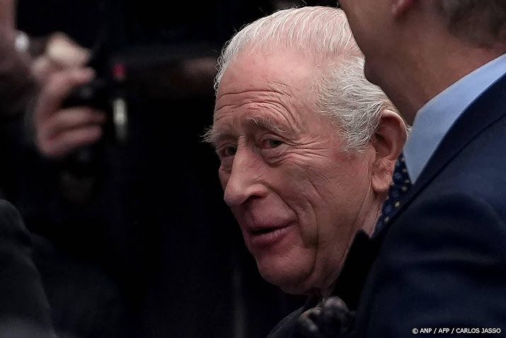 Koning Charles verschijnt in openbaar na arrestatie Andrew