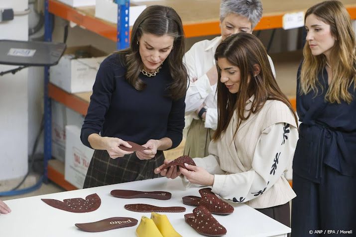 Letizia voelt aan materialen in Spaanse schoenenfabriek