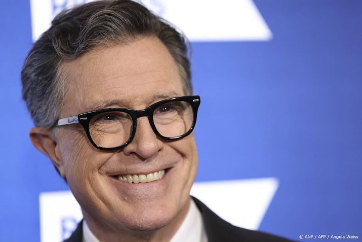 Stephen Colbert juicht de arrestatie van ex-prins Andrew toe